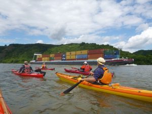 Kajaks auf dem Rhein vor Container-Schiff