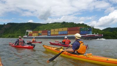 Kajaks auf dem Rhein vor Container-Schiff