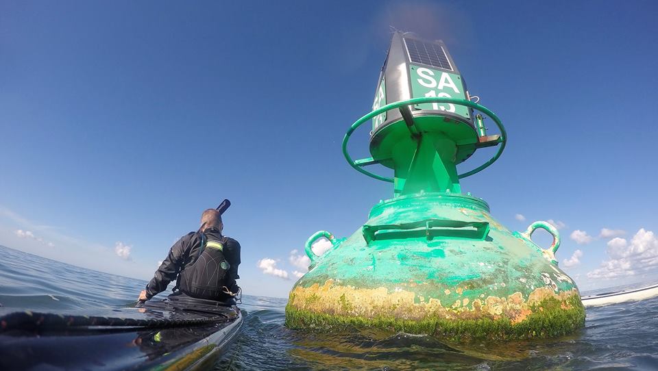 Seekajak neben Seezeichen auf dem Meer